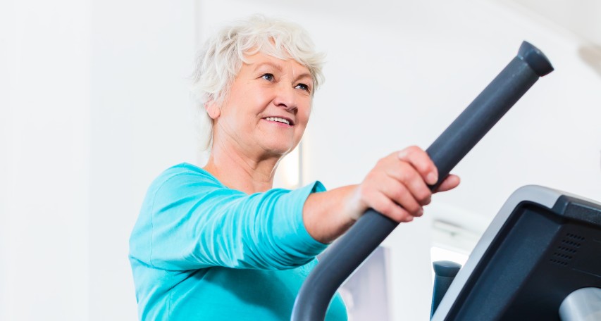 Kvinde på hometrainer mindre.jpg